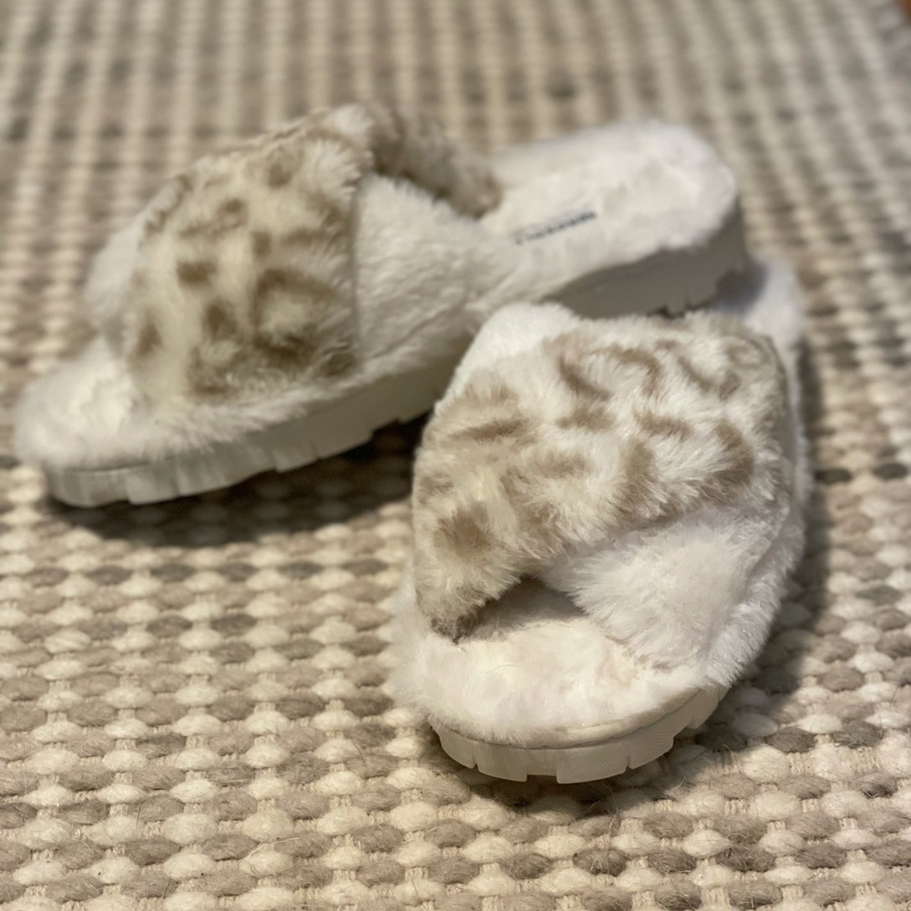 Aerosoles women’s fuzzy sandal slippers